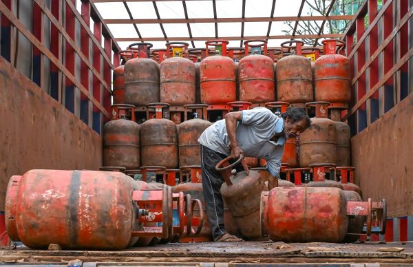 रसोई गैस सिलेंडर लेने के लिए एजेंसियों के बाहर लंबी कतारें लगने का सिलसिला जारी