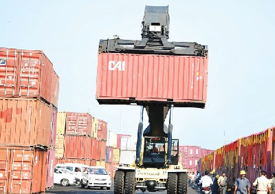 देश का निर्यात फरवरी में 0.81 प्रतिशत घटकर 36.61 अरब डॉलर