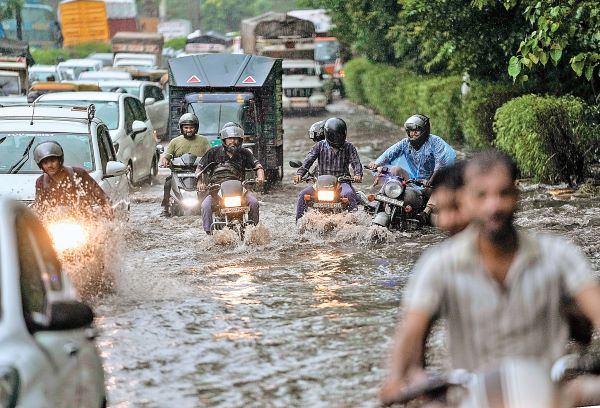 दिल्ली में भारी बारिश के कारण सड़कों पर जलजमाव, यातायात जाम से लोग परेशान