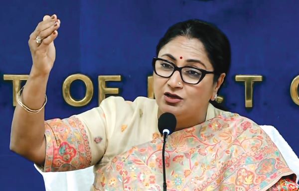 दिल्ली की मुख्यमंत्री रेखा गुप्ता ने अवैध निर्माण पर बुलडोजर चलाने का दिया निर्देश