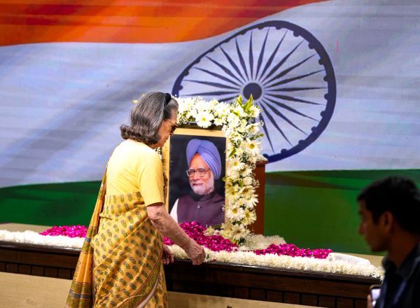 सोनिया, खरगे और राहुल ने मनमोहन की जयंती पर उन्हें श्रद्धांजलि दी