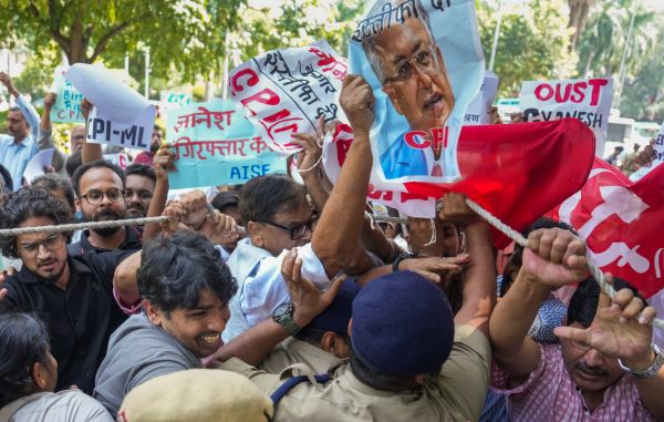 दिल्ली पुलिस ने आप नेताओं और छात्रों समेत 500 से अधिक कार्यकर्ताओं को हिरासत में लिया
