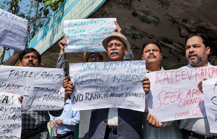 जम्मू-कश्मीर महिला कांग्रेस कार्यकर्ताओं का आईएएस अधिकारी के खिलाफ प्रदर्शन