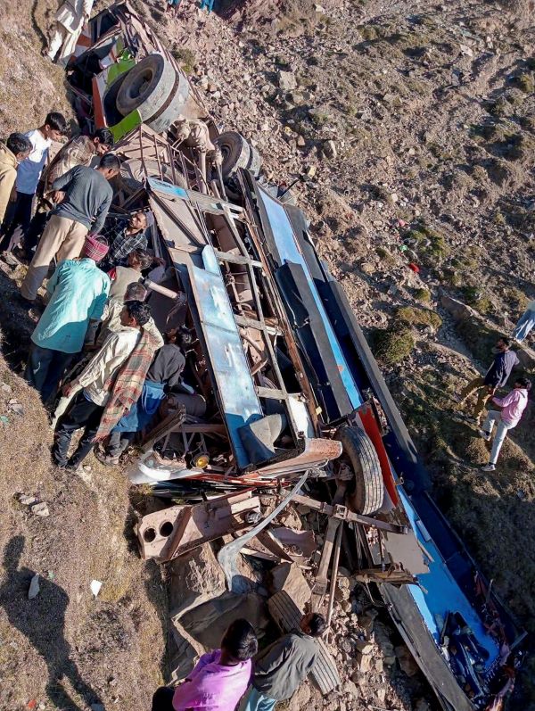 जम्मू कश्मीर के उधमपुर में बस खाई में गिरी, दो लोगों की मौत