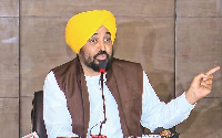 मुख्यमंत्री मान की पत्नी ने पांच करोड़ रुपये मांगने के आरोप पर पूर्व न्यायाधीश को भेजा नोटिस