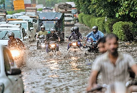 दिल्ली में भारी बारिश के कारण सड़कों पर जलजमाव, यातायात जाम से लोग परेशान