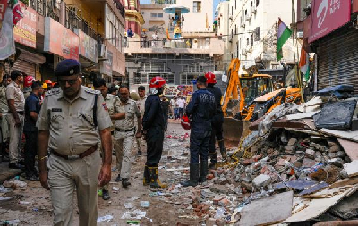 दिल्ली में इमारत ढहने से छह लोगों की मौत, मलबे से 11 लोगों को निकाला गया